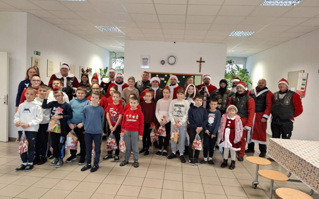 Moto mrazovi donijeli radost i poklone učenicima PŠ Beravci